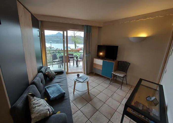 Logement avec terrasse sur lac, tout confort, dans résidence avec PLAGE et PONTON PRIVEE