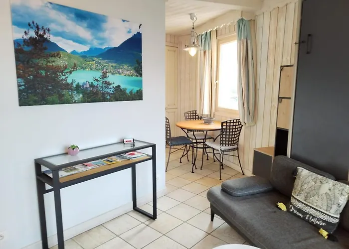Logement avec terrasse sur lac, tout confort, dans résidence avec PLAGE et PONTON PRIVEE