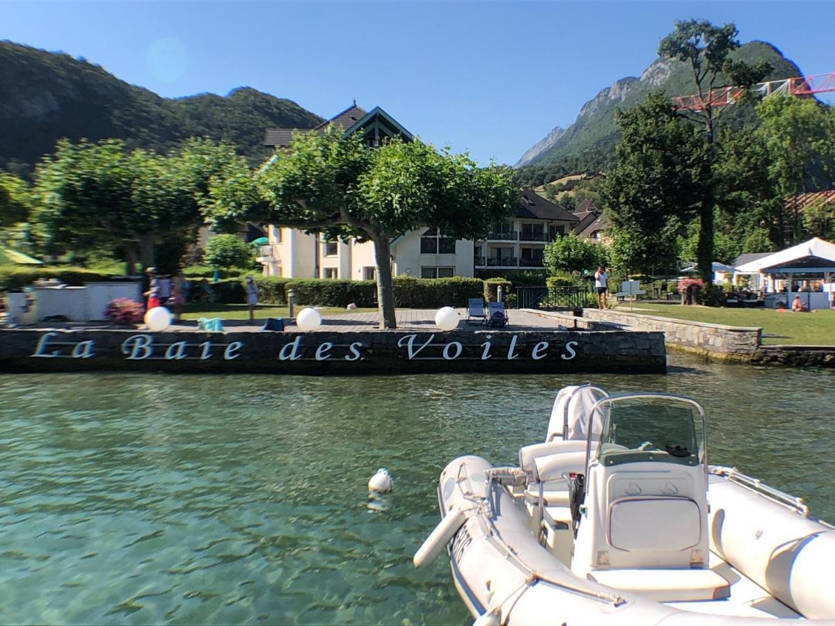 Appartement Avec Terrasse Sur Lac, Confort, Dans Résidence Avec Et Ponton Privee