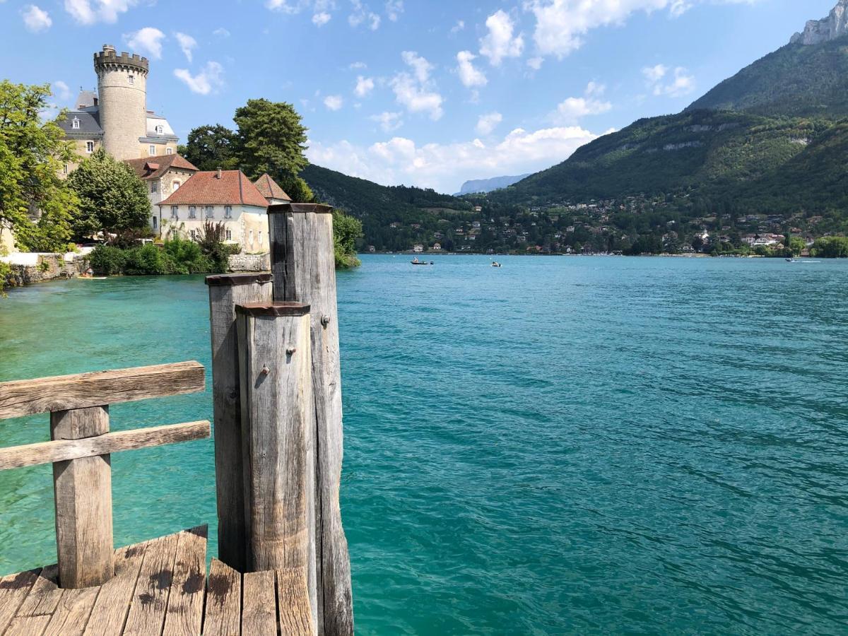 Appartement Avec Terrasse Sur Lac, Confort, Dans Résidence Avec Et Ponton Privee