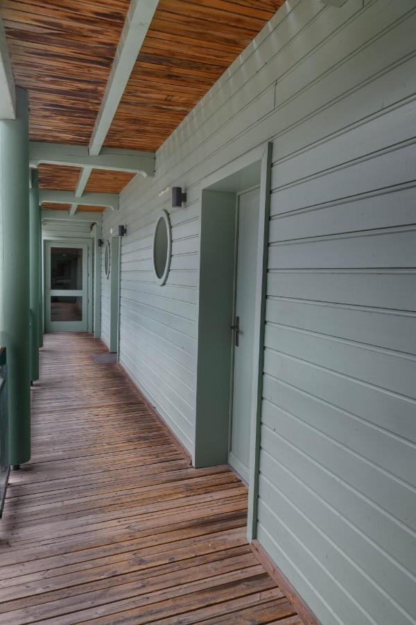 Appartement Avec Terrasse Sur Lac, Confort, Dans Résidence Avec Et Ponton Privee *