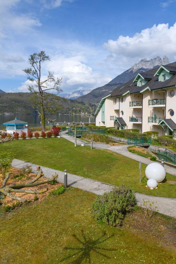 Appartement Avec Terrasse Sur Lac, Confort, Dans Résidence Avec Et Ponton Privee