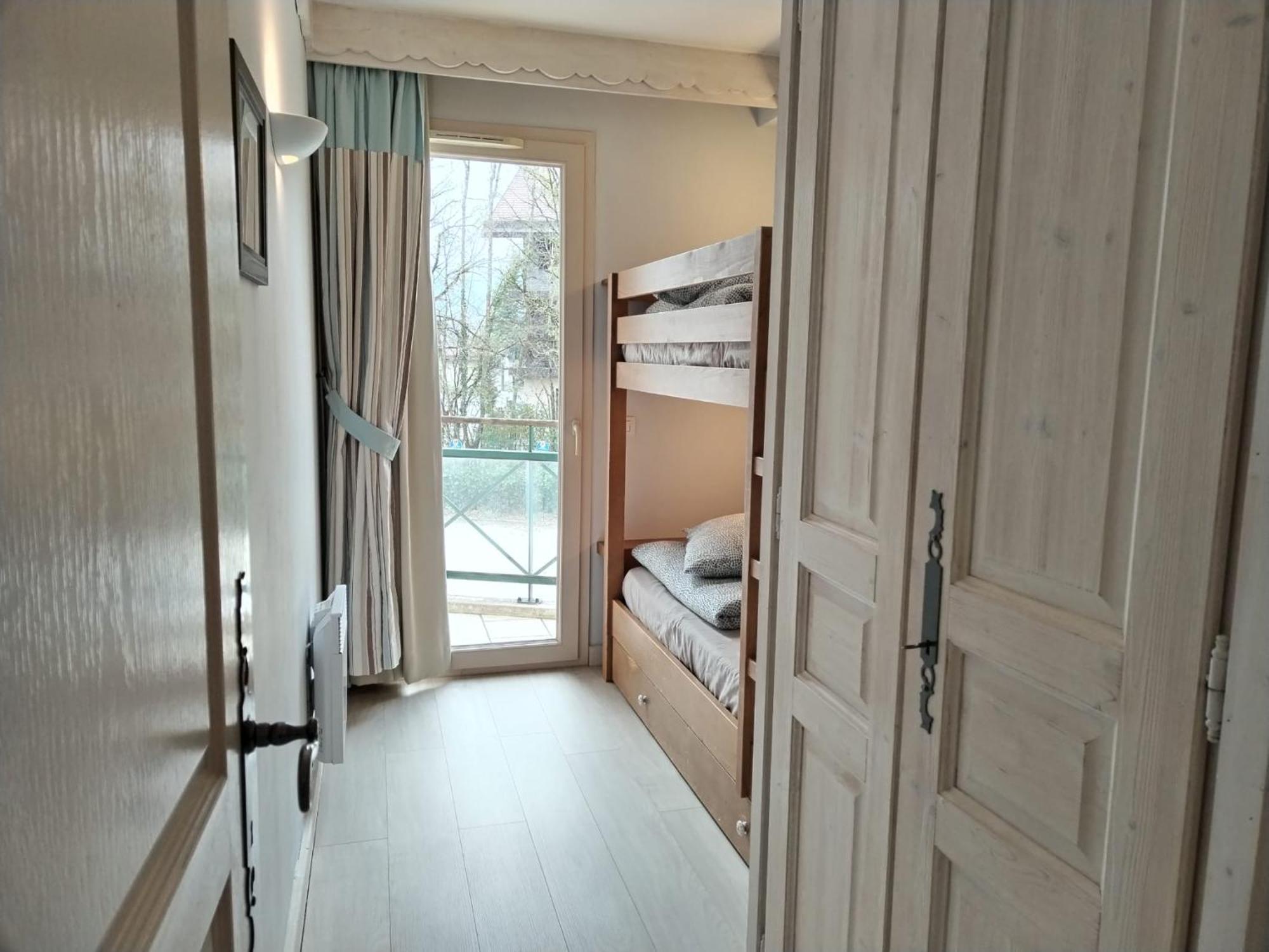 Avec Terrasse Sur Lac, Confort, Dans Résidence Avec Et Ponton Privee * Duingt