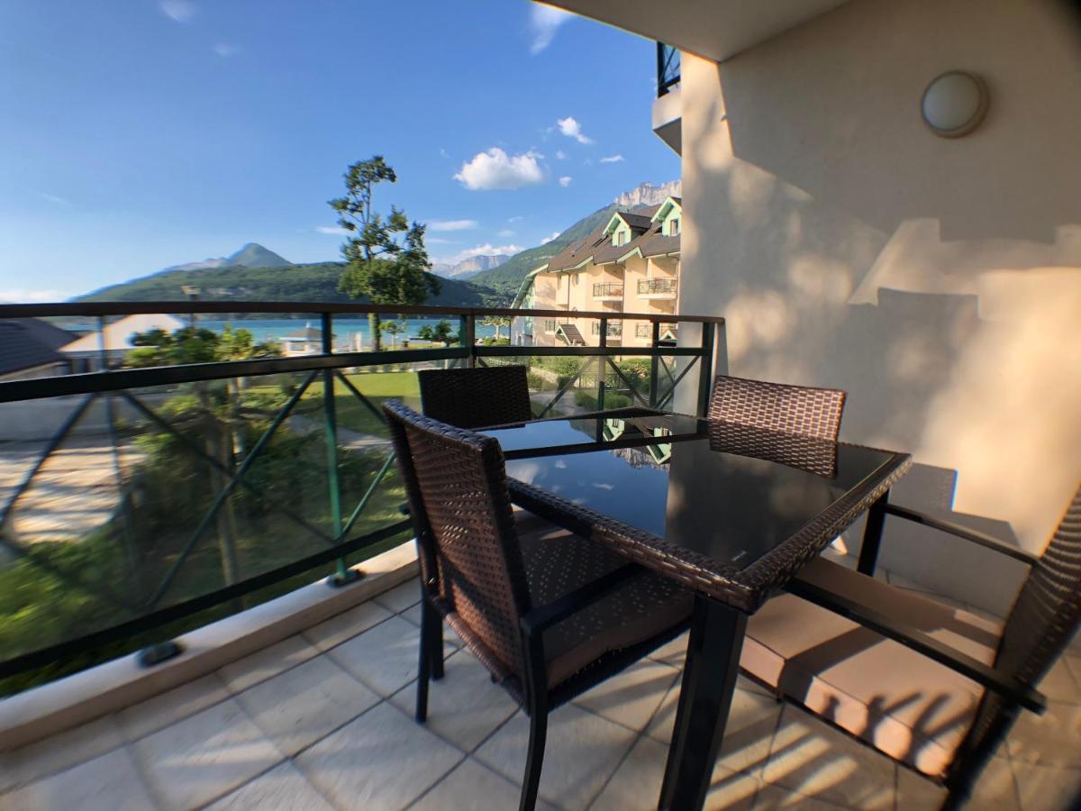 Appartement Avec Terrasse Sur Lac, Confort, Dans Résidence Avec Et Ponton Privee