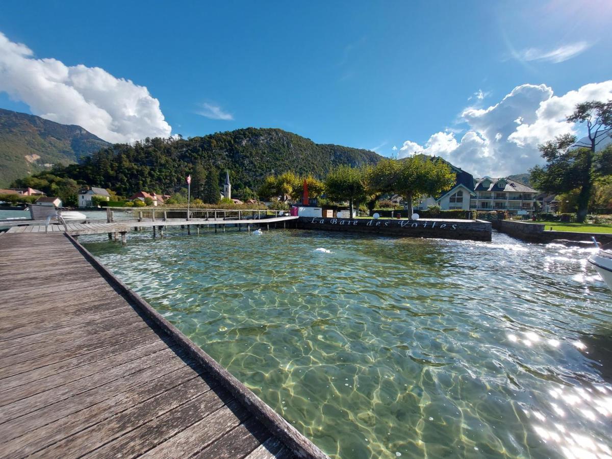 Avec Terrasse Sur Lac, Confort, Dans Résidence Avec Et Ponton Privee
