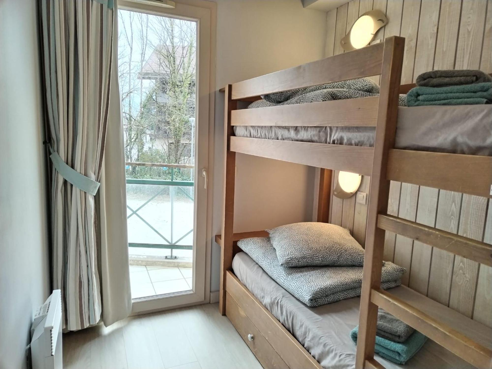 Appartement Avec Terrasse Sur Lac, Confort, Dans Résidence Avec Et Ponton Privee