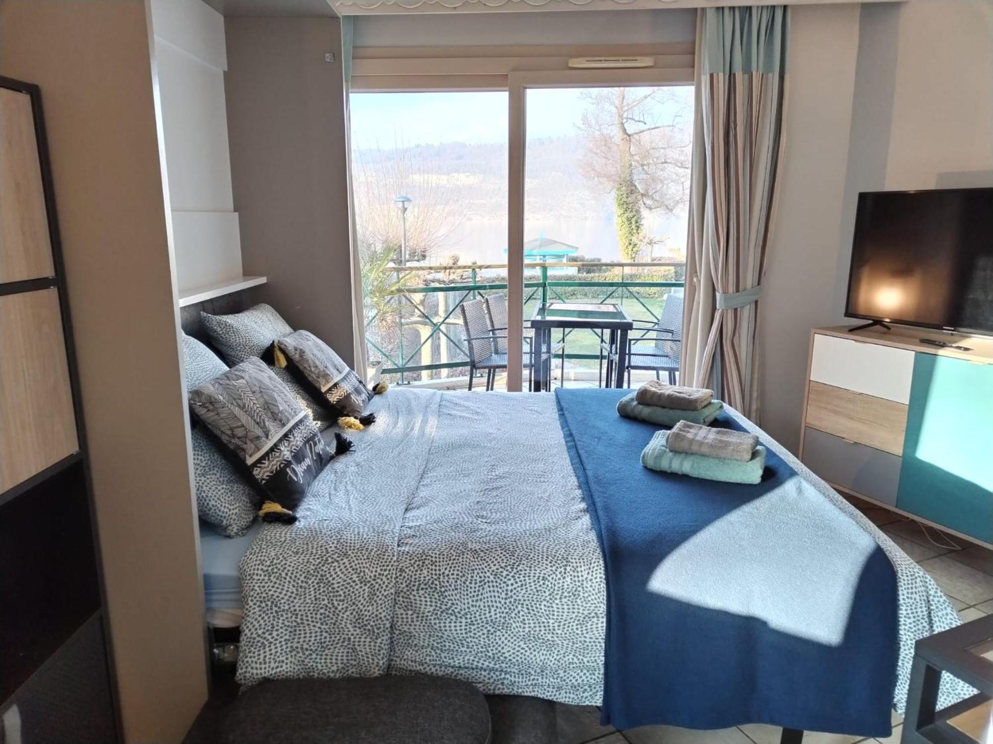 Avec Terrasse Sur Lac, Confort, Dans Résidence Avec Et Ponton Privee *